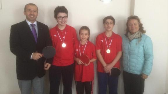 Vergi Haftası konulu masa tenisi turnuvasında  İlçe birincisi ve ikincisi   Güzelyalı Ortaokulundan
