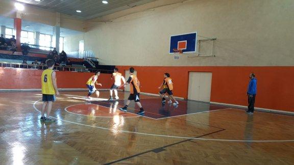 Konak da okullar DOSTLUK için yarışıyor projesi kapsamında  Dostluk için yarış dostluk için kazan sloganıyla liseler arası Streetball (Sokak Basketbolu) Turnuvası düzenlendi. 