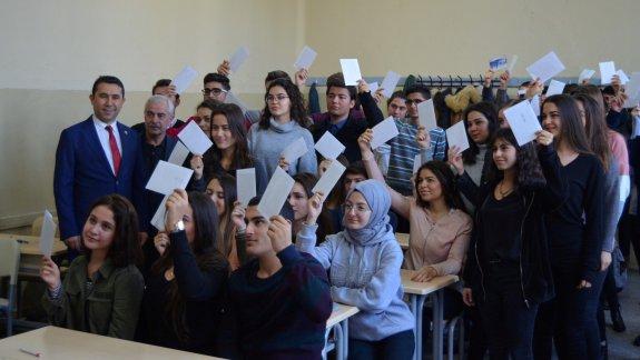 İzmir Konak Namık Kemal Anadolu Lisesi öğrencileri, Doğuda vatani görevini yapan Mehmetçike yeni yıl kartpostalı gönderdi. 