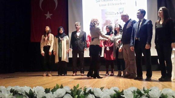 Konak Şehit Ömer Halisdemir Kız Anadolu İmam Hatip Lisesi Öğrencisinin Şiir Okuma Yarışmasındaki Başarısı