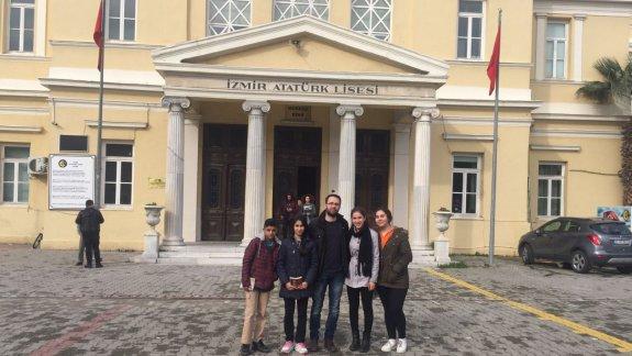 KONAK Projesi kapsamında Gezerek Okuyorum Etkinliğini gerçekleştirmek için Konak Kıbrıs Şehitleri Ortaokulu koordinatörlüğünde İzmir Atatürk Lisesi Müzesi ve Kütüphanesine gezi düzenlendi.