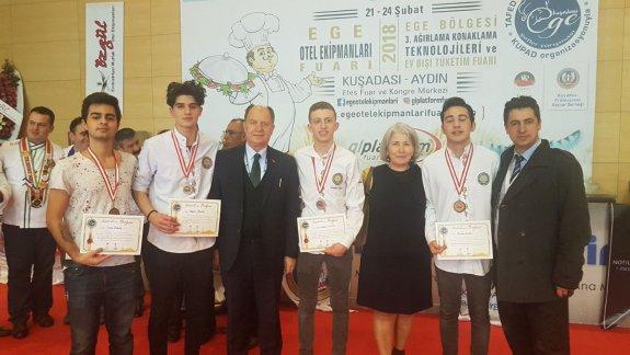 Konak Alsancak Nevvar - Salih İşgören Mesleki ve Teknik Anadolu Lisesinin Aşçılarına 2 Gümüş ve 2 Bronz Madalya