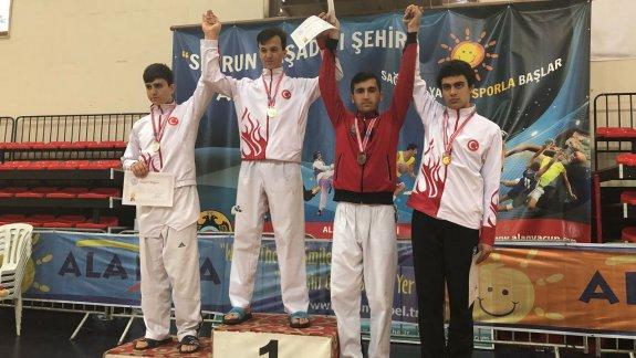 Taekwondo Müsabakalarında Konak Şehit İdari Ataşe Çağlar Yücel Mesleki ve Teknik Anadolu Lisesi Öğrencisinden Altın Madalya
