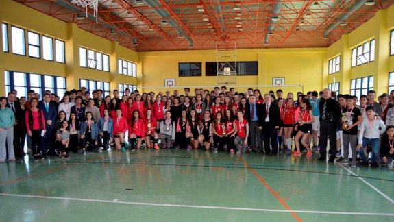 Konak İlçe Milli Eğitim Müdürlüğünün Konakta Okullar Dostluk İçin Yarışıyor. projesi kapsamında oynanan yıldız kız-erkek, genç kız-erkek voleybol turnuvaları sonuçlandı.