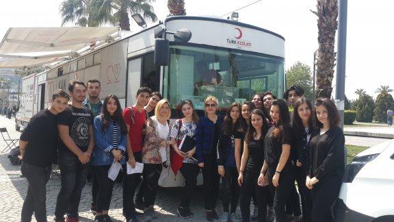 Konak Selma Yiğitalp Anadolu Lisesi Öğrencilerinden İzmir Sana KANım Feda