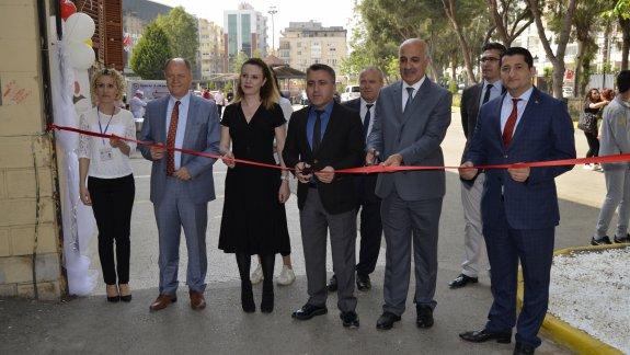 Konak Alsancak Nevvar Salih İşgören Mesleki ve Teknik Anadolu Lisesi Tübitak 4006 Bilim Fuarı açılışı yapıldı.