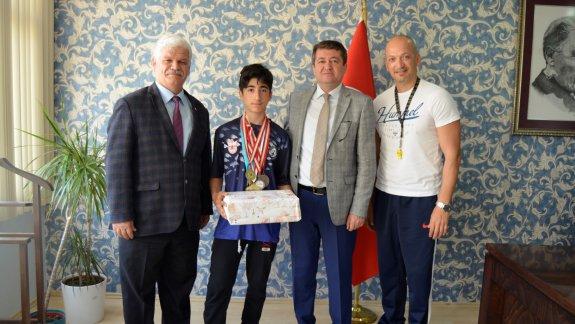 Konak Mustafa Rahmi Balaban Ortaokulu Öğrencimiz Melih CANDAŞ Atletizm Dalında Ege Bölge Birincisi oldu.