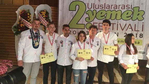 Alsancak Nevvar Salih İşgören Mesleki ve Teknik Anadolu Lisesi Mutfak ve Pasta Dalı öğrencilerine Yemek Yarışmasında Altın ve Bronz Madalya