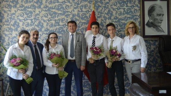  Türkiye´den beş yüz projenin başvurduğu MEV Okulları Prof. Dr. Aziz Sancar Fen Bilimleri Yarışmasında İzmir Atatürk Lisesi öğrencileri yine başarıdan başarıya koştular. 