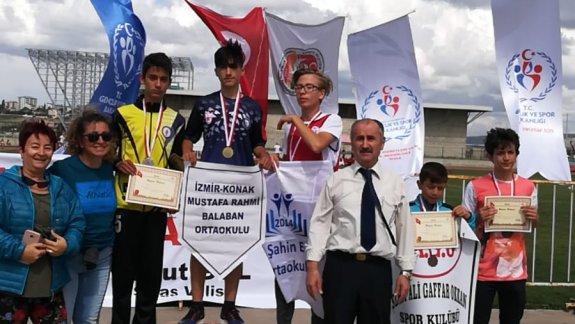 Konak Mustafa Rahmi Balaban Ortaokulu Öğrencisi Atletizmde Başarıdan Başarıya Koşuyor