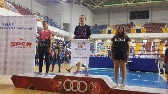 Konak Güzelyalı Ortaokulu Öğrencisinden Türkiye Muaythai Şampiyonası nda Birincilik