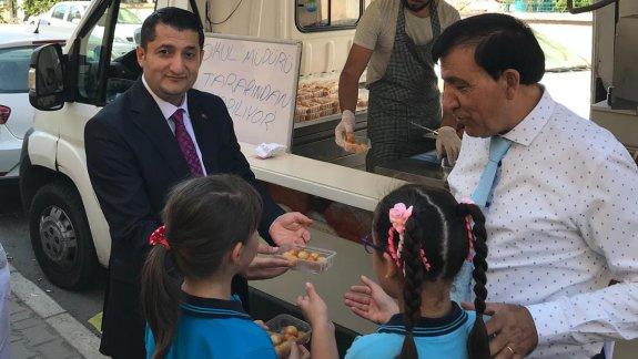 Konak Murat Reis İlkokulundan öğrencilerine okulun ilk günü lokma tatlısı