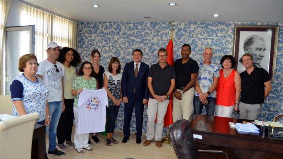 Mültecilerin Spor Yoluyla Entegrasyonu adlı ERASMUS+ Projesi Yürütücüleri İlçe Milli Eğitim Müdürümüz Serdal ŞİMŞEK i ziyaret etti. 