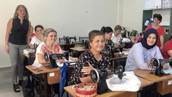 Necatibey İlkokulunda açılan Dikiş-Nakış Kursunda Kadın Kursiyerlerimiz hem öğrenip hem de üretiyorlar.