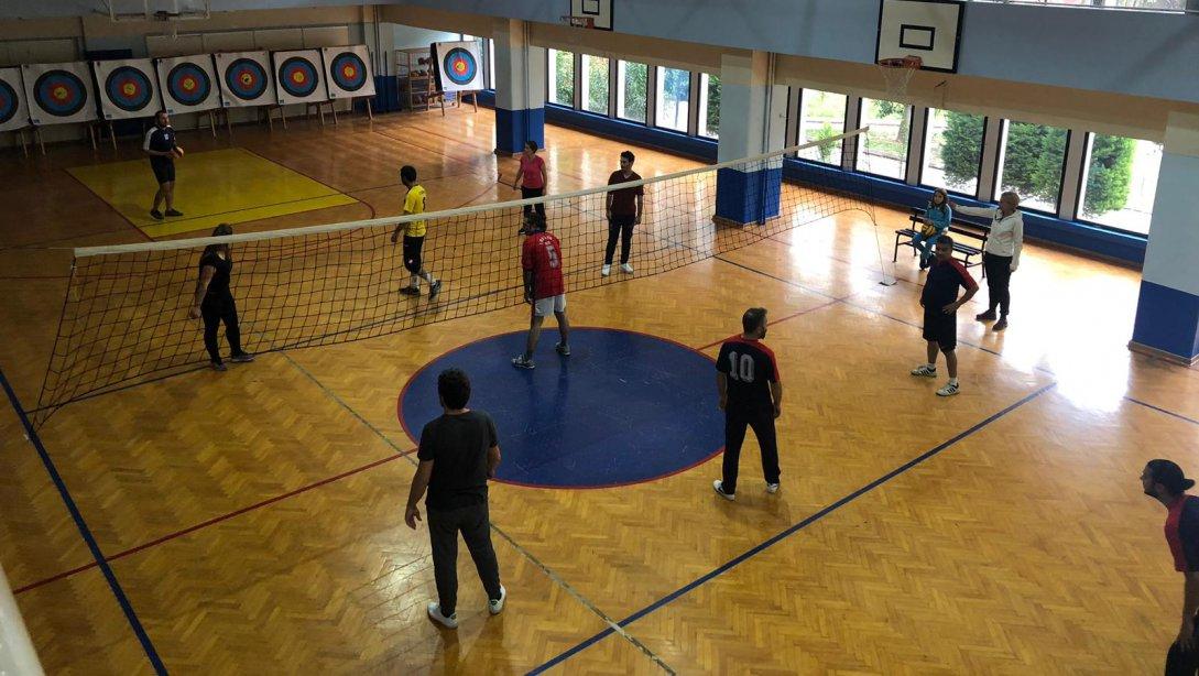 İlçe Milli Eğitim Müdürlüğümüzce düzenlenen Öğretmenler Arası Voleybol Turnuvası devam ediyor.