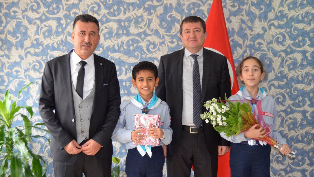 Alsancak Melih Özakat İlkokulu İlçe Milli Eğitim Müdürümüz Serdal ŞİMŞEK in Öğretmenler Gününü kutladı.