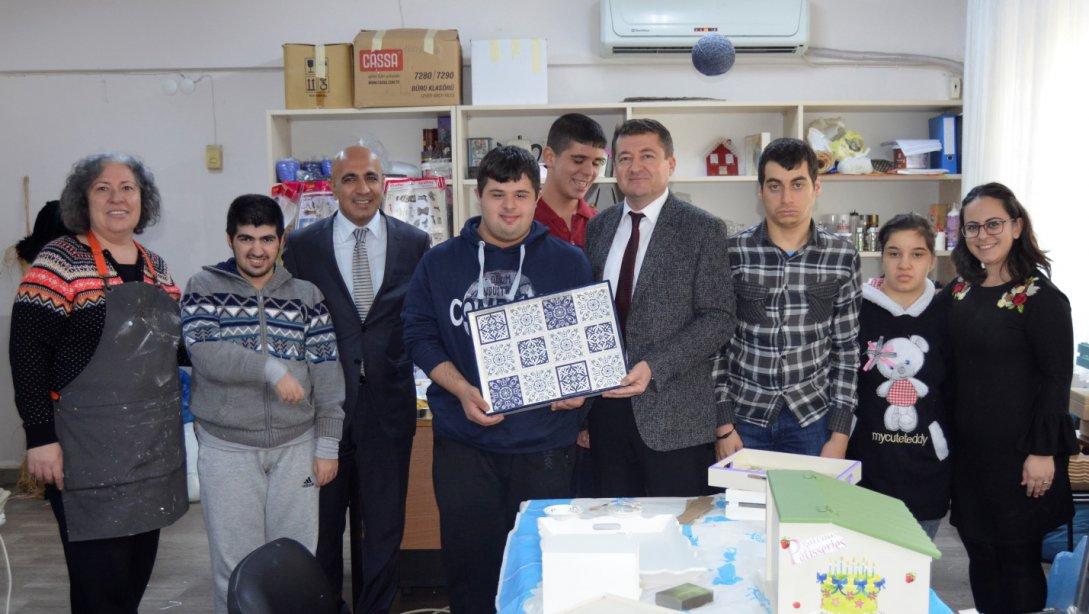 3 Aralık Dünya Engelliler Günü dolayısıyla Ahmet Şefika Kilimci Özel Eğitim Uygulama Okulu´nu İlçe Millî Eğitim Müdürü Serdal ŞİMŞEK ziyaret etti. 