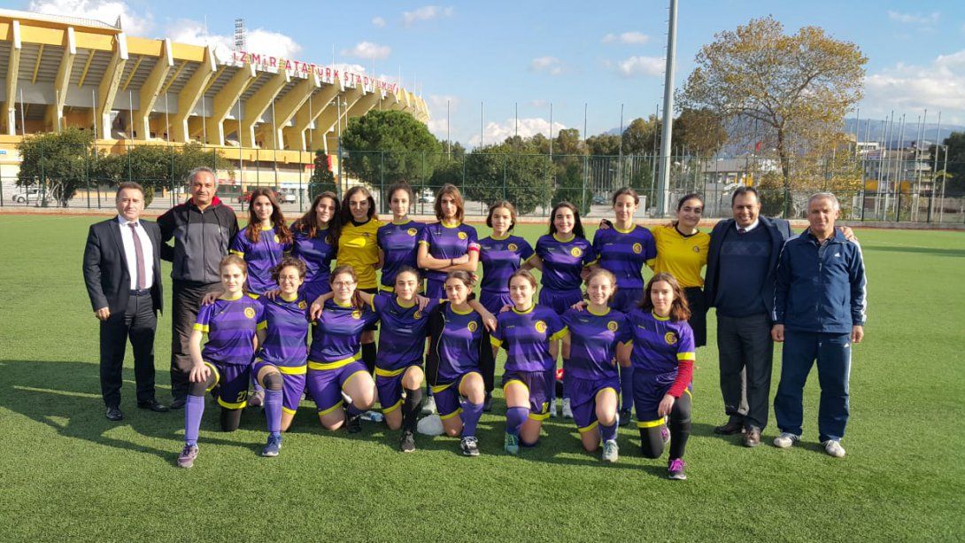 İzmir Atatürk Lisesinin Kızlarından Tarihi Başarı