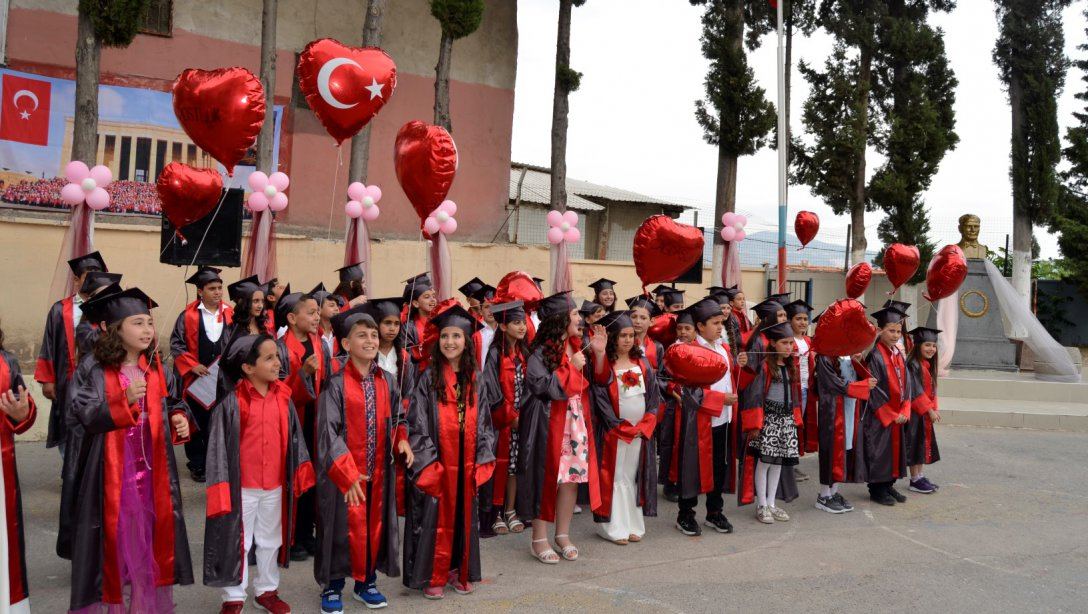 Konak Vasıf Çınar İlkokulu 4. Sınıf öğrencilerinin mezuniyet törendeki heyecanları görülmeye değerdi. 