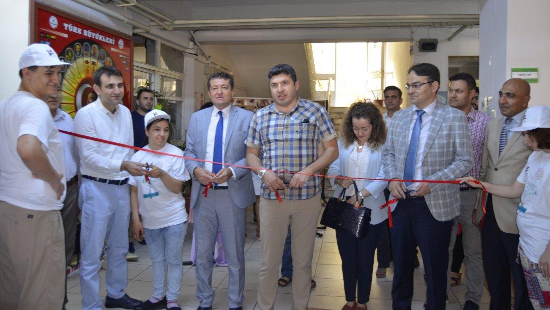 Ahmet Şefika Kilimci Özel Eğitim Uygulama Okulu'nda TÜBİTAK 4006 Bilim Fuarı sergisi açıldı.
