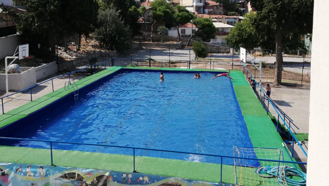 Sıcaktan Bunalan Çocuklarımız Okul Bahçesine Kurulan Yüzme havuzu ile Serinledi...