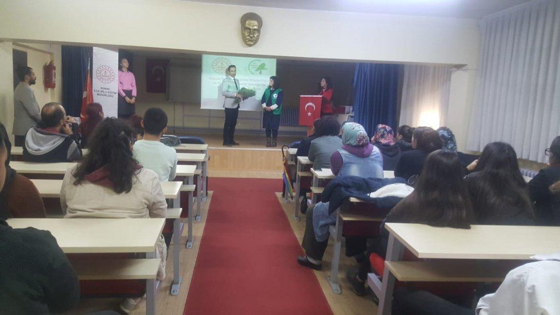 Konak İlçe Milli Eğitim Müdürlüğü tarafından Kazım Karabekir Ortaokulu'nda Veli Akademisi etkinlikleri kapsamında seminer gerçekleştirildi.