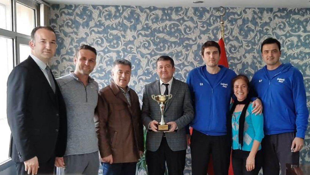 Türkiye 2.si olan Konak İlçe Milli Eğitim Müdürlüğü Basketbol Takımı İlçe Milli Eğitim Müdürü Serdal Şimşek' i Ziyaret Etti.