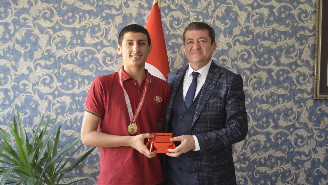 Konak Hürriyet Anadolu Lisesi Öğrencisi Rıdvan Narin Boks Yarışmalarında İl Birincisi Oldu.