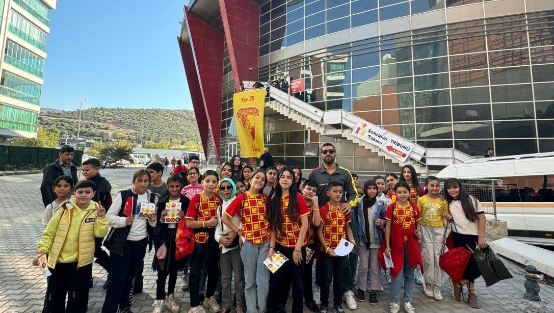 Büyük İlçeler Güven ve Dönüşüm Projesi kapsamında  Öğrencilerimiz Göztepe Voleybol Maçını izlediler.